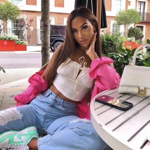 Schickes Damenhemd in Rosa mit lockeren Ärmeln und zerrissene Jeans Outfit