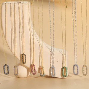 Colliers élégants avec pendentifs ovales en zircon coloré sur supports artistiques