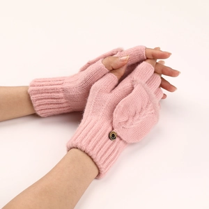 Dettaglio guanti in maglia rosa senza dita con patta pieghevole e bottone decorativo