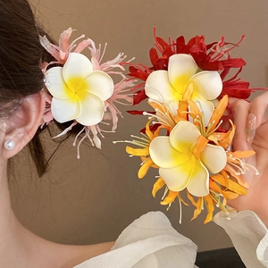 Vue détaillée d'épingles à cheveux frangipanier en tissu aux pétales colorés