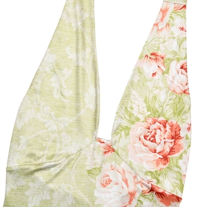 Détail du tissu à fleurs avec motif de roses et texture jacquard sur robe verte