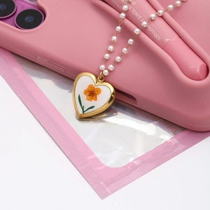 Collier médaillon cœur doré avec fleur séchée jaune et chaîne de perles blanches