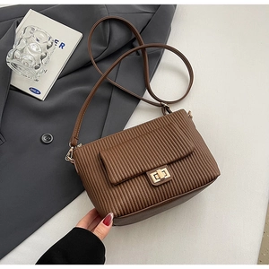 Détail du sac à bandoulière en cuir plissé marron foncé avec fermoir doré élégant
