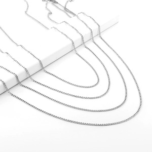 Nahaufnahme einer 2,3 mm silbernen Edelstahl-Cuban-Kette auf einem Display-Ständer