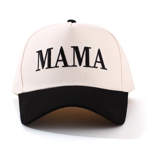 Dettaglio del ricamo MAMA su un cappellino da baseball bicolore beige e nero