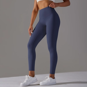Vue latérale du legging de yoga bleu marine à taille haute montrant l'effet galbant fessier