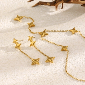 Parure collier et boucles d'oreilles étoile à quatre branches en acier plaqué or 18K