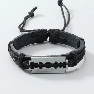 Handgefertigtes Punk-Lederarmband in Schwarz mit Rasierklingen-Anhänger und Kordelzug