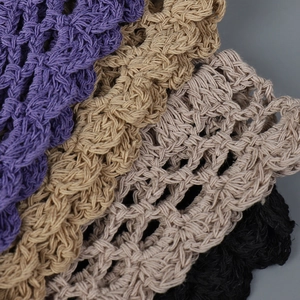 Detalle de cerca de los gorros de lino tejidos a mano con diseño de punto calado
