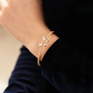 Bracelet papillon en or de luxe avec cristaux de zircon sur poignet féminin