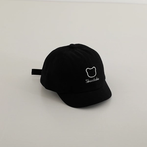 Broderie détaillée d'une tête d'ours blanche et texte sur une casquette bébé noire
