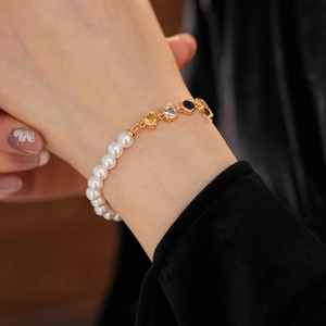Details des Vintage-Herz-Zirkon-Perlenarmbands mit goldener Fassung am Handgelenk