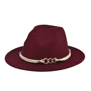 Detailansicht eines weinroten Wollfilz-Fedoras mit weißem Seil und goldener Kette