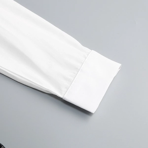 Détail du poignet d'une chemise blanche à manches longues en tissu à armure toile