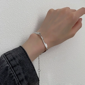 Dettaglio del bracciale argento con trama a lava irregolare e catena regolabile da donna