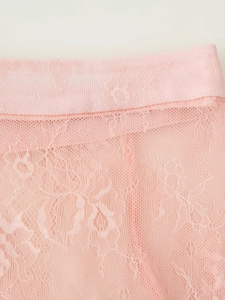 Gros plan détaillé de la texture en dentelle rose et des coutures de la jupe d'été
