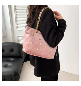 Sac seau en velours rose avec détails de tournesols dorés et bandoulière chaîne
