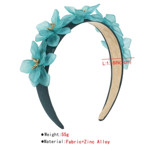 Vue détaillée du serre-tête à fleurs en résine bleue, largeur 3cm, en alliage de zinc