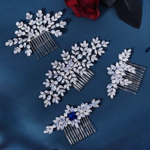 Lussuosi pettini per capelli da sposa con zirconi e pietra blu su tessuto blu