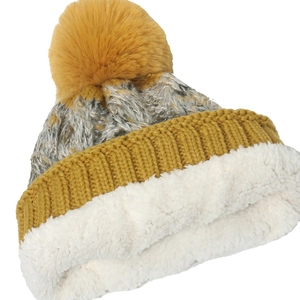Détail du bonnet en tricot d'hiver avec doublure en polaire sherpa et texture mohair