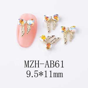 Vue détaillée du bijou d'ongle nœud avec strass aurore mesurant 9,5x11mm
