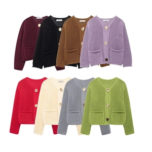 Gilets en maille pour femme en huit couleurs avec boutons dorés et maille ajourée