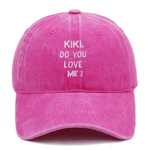 Dettaglio del ricamo KIKI DO YOU LOVE ME su un cappello di cotone lavato rosa