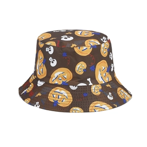 Halloween Fischerhut mit orangefarbenen Kürbis- und weißen Totenkopf-Prints in Braun