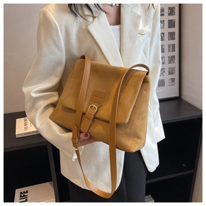 Borsa a tracolla da donna in pelle scamosciata marrone con fibbia in metallo dorata