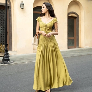 Détail de la robe vert clair col en V avec taille élastique plissée et tissu texturé