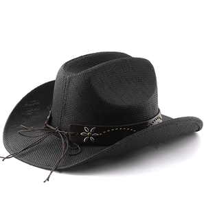Détail du chapeau de cow-boy noir avec bande en cuir et rivets à fleurs en métal