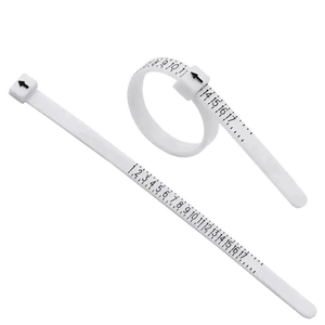 Detalle del medidor de anillos de PU blanco con escala US 1-17 y hebilla ajustable