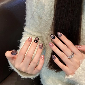 Faux ongles courts œil de chat rose avec paillettes cœur et accents noirs