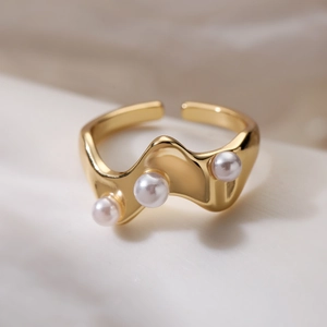 Adjustable 18K gold plated wavy ring featuring three pearls in a minimalist design