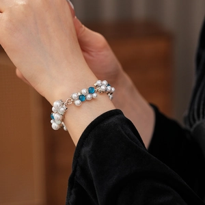 Primo piano di un bracciale di perle vintage con perline blu sul polso
