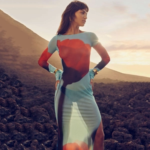 Robe longue en mesh à imprimé fleuri avec manches longues et fente latérale