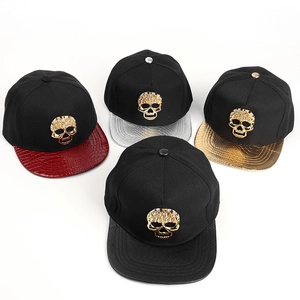 Casquettes hip-hop avec crâne en métal doré et visières en simili serpent texturé