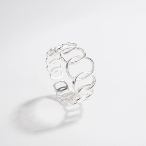 Détail macro de la bague géométrique évidée en argent sterling S925 à maillons ovales