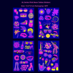 Tatouages temporaires rose néon avec boules disco rétro et motifs astronautes pop art