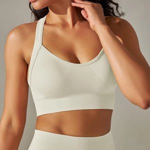 Gros plan d'une brassière de sport crème sans couture avec texture côtelée et col en U