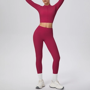 Ensemble de yoga rouge rose avec veste cintrée zippée et legging de sport taille haute