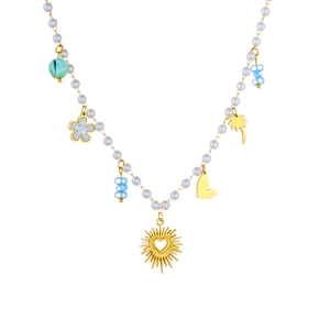 Minimalistische Perlenkette mit goldenen Herzanhängern und Blumen auf weißem Hintergrund