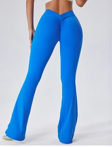 Détail de la taille haute en V et du design froncé sur le pantalon de yoga évasé bleu