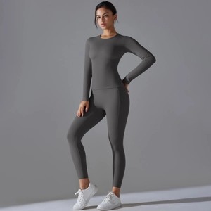 Vue complète de l'ensemble de yoga gris anthracite pour femme avec legging taille haute