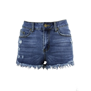 Dettaglio degli shorts in denim blu con bordi grezzi sfilacciati e trama strappata trendy