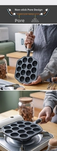 Dettaglio macro della piastra takoyaki a 14 fori in ghisa con rivestimento antiaderente e legno