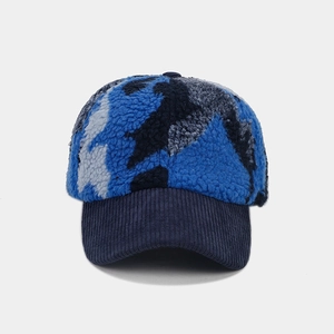 Détail de la polaire sherpa camouflage et de la visière en velours bleu d'une casquette