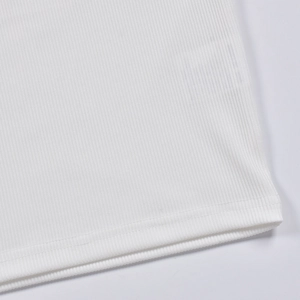 Primer plano detallado de la textura del tejido de punto acanalado blanco y costuras