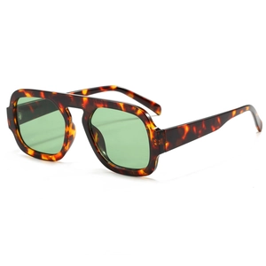 Gafas de sol aviador cuadradas de carey con lentes de color verde oscuro y montura