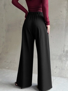 Schwarze Hose mit hoher Taille, weitem Bein, vertikaler Textur und elegantem Faltenwurf